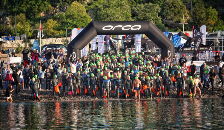 30 ülkeden sporcular Akdeniz’in sularında kulaç attı