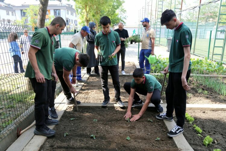 Eyüpsultan Belediyesi, okullarda hobi bahçesi oluşturuyor