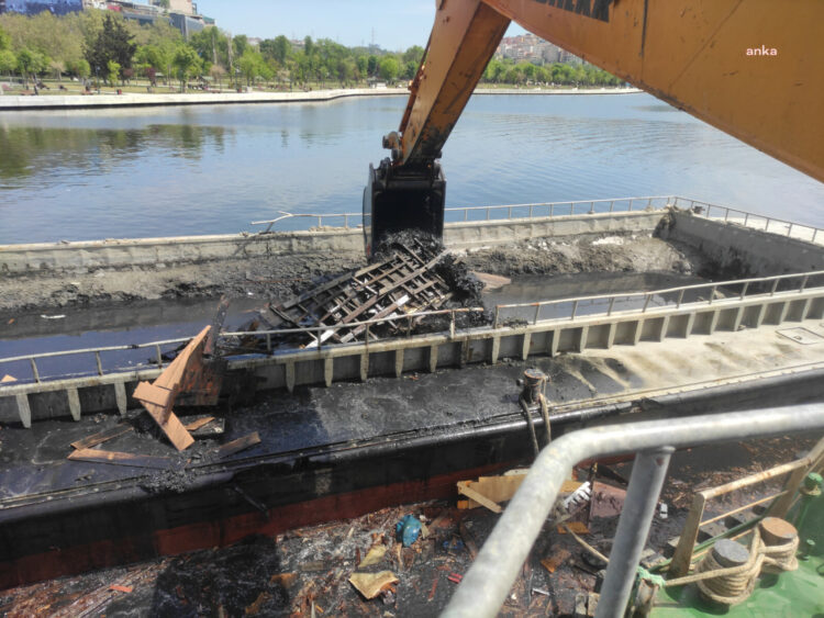 Eyüpsultan’da batık tekneler kaldırılıyor