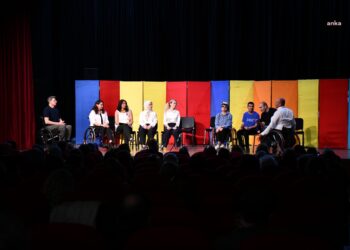Balıkesir’de sahnelenen “Bizim Tayfa” oyununa yoğun ilgi