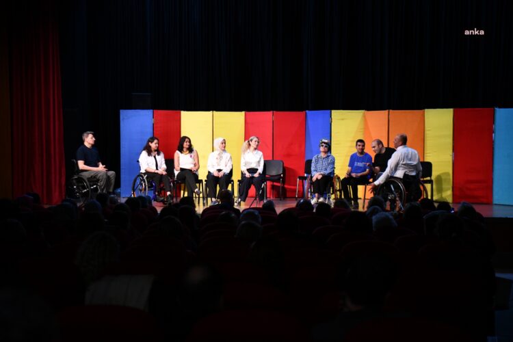 Balıkesir’de sahnelenen “Bizim Tayfa” oyununa yoğun ilgi