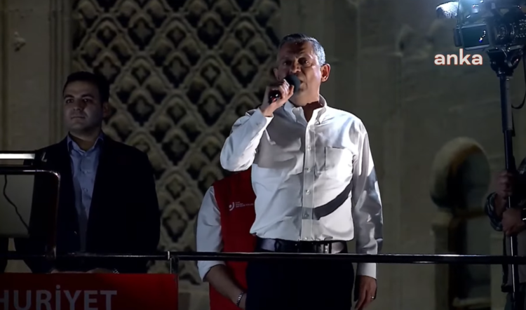 Özgür Özel’den Erdoğan’a: “200 bin genç toplanmış senin diplomanı sorguluyor”