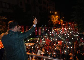 Beyoğlu’nda 19 Mayıs coşkusu fener alayı yürüyüşüyle taçlandırıldı