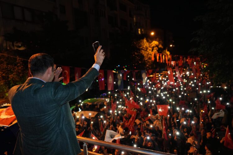 Beyoğlu’nda 19 Mayıs coşkusu fener alayı yürüyüşüyle taçlandırıldı
