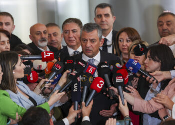 Özgür Özel’den Akın Gürlek’e: “Ne demek antetsiz kağıda dedikodu basın bülteni”