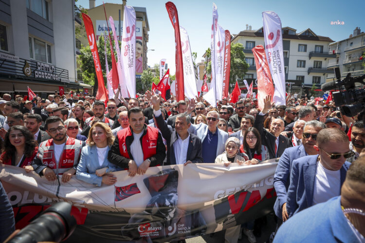 Özgür Özel: “Atatürk Cumhuriyet’i gençlere emanet etti, gençler de bu emanete çok güçlü şekilde sahip çıkıyor”