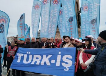 1 Mayıs için Kartal çağırısı yapan TÜRK-İŞ Taksim Anıtı’na çelenk bıraktı