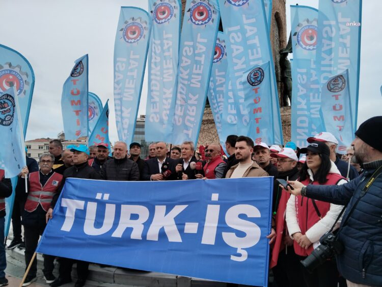 1 Mayıs için Kartal çağırısı yapan TÜRK-İŞ Taksim Anıtı’na çelenk bıraktı