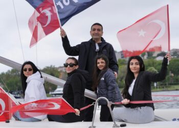 Beyoğlu’nda 19 Mayıs coşkusu Haliç’in mavi sularıyla buluştu