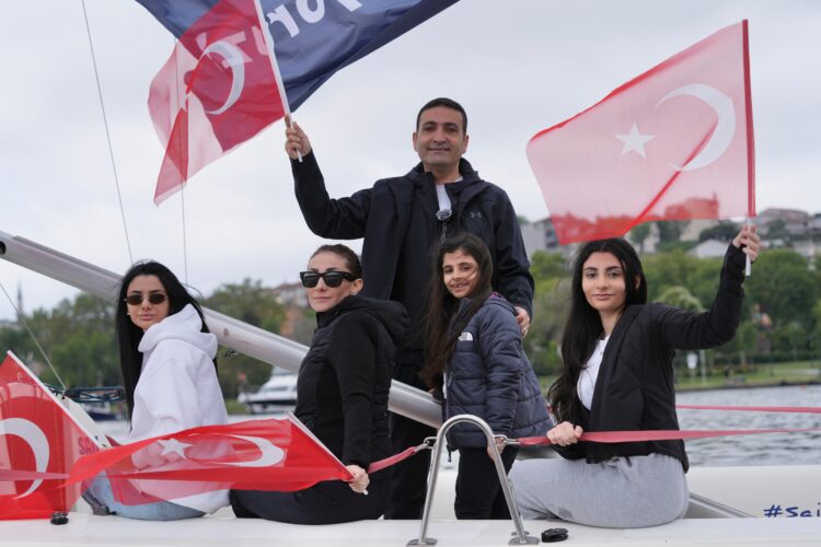 Beyoğlu’nda 19 Mayıs coşkusu Haliç’in mavi sularıyla buluştu