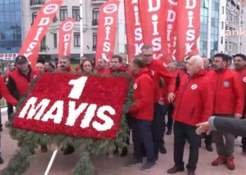 DİSK, Taksim Anıtı’na çelenk bıraktı!
