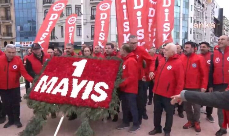 DİSK, Taksim Anıtı’na çelenk bıraktı!