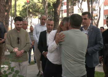Şehit Enis Budak’ın babası İkram Budak Özgür Özel’i alnından öptü