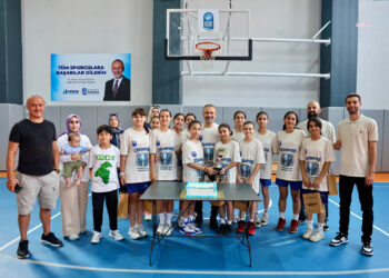 Eyüpsultan Belediye Başkanı Özmen, U12 Kız Basketbol Takımı’nın şampiyonluğunu kutladı