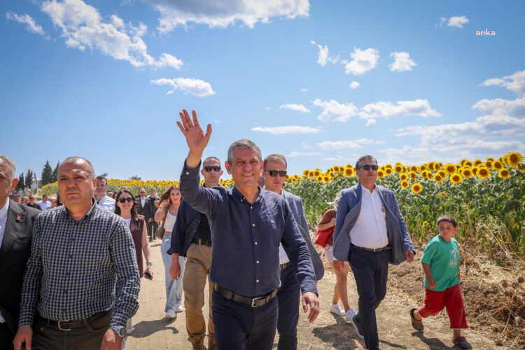 Özgür Özel Tekirdağ’da çiftçilerle buğday hasadı yaptı