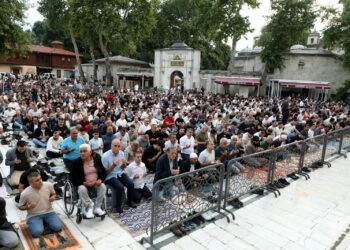 Eyüp Sultan Camii bayram sabahı binlerce vatandaşı ağırladı