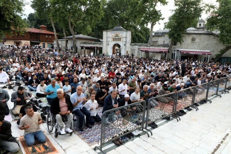 Eyüp Sultan Camii bayram sabahı binlerce vatandaşı ağırladı