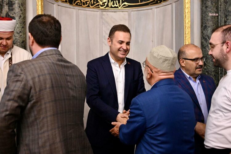 Balıkesir Büyükşehir Belediye Başkanı Akın, vatandaş ile bayramlaştı