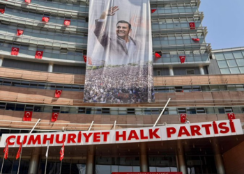 CHP Genel Merkezi binasına Ferdi Zeyrek’in fotoğrafı asıldı