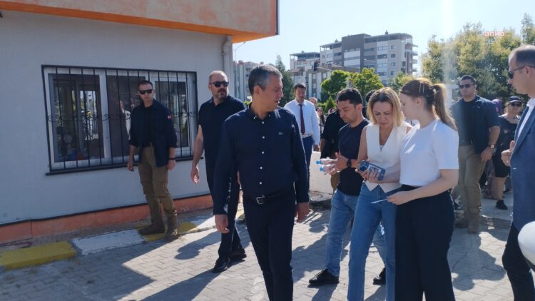 Özgür Özel, Ferdi Zeyrek’in kızını YKS’nin ikinci oturumuna da getirdi