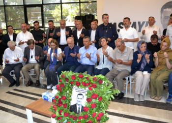 Özgür Özel ile Nurcan Zeyrek, Manisa’da taziyeleri kabul ediyor