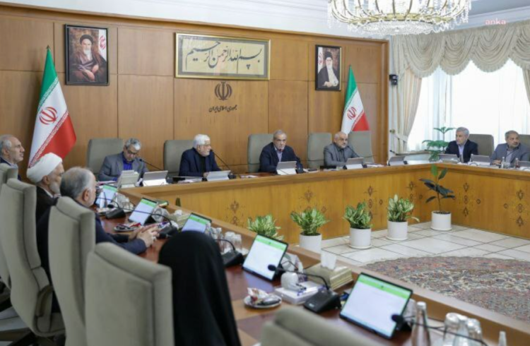 İran Cumhurbaşkanı Pezeşkiyan, İsrail tehdidinin gölgesinde kabineyi topladı