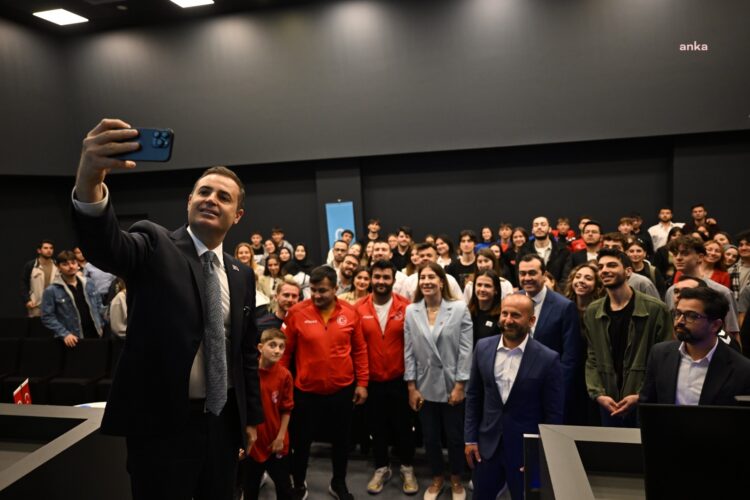 Balıkesirli gençler Dijital Gençlik Merkezi’nde sosyalleşiyor