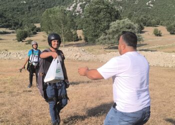 Yamaç paraşüt ile baklava teslimatı…