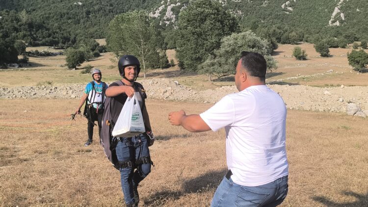 Yamaç paraşüt ile baklava teslimatı…