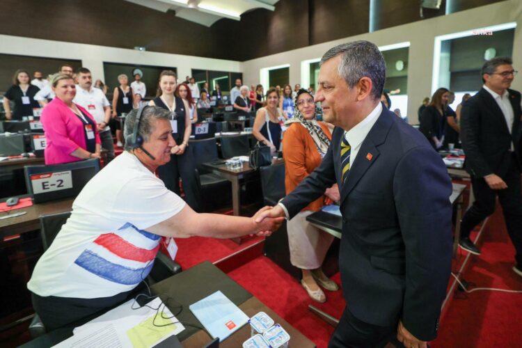 Özgür Özel, CHP’nin çağrı merkezi gönüllülerini ziyaret etti