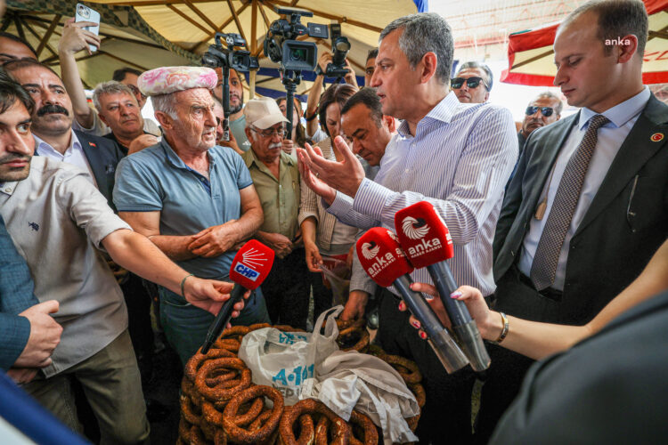 Özgür Özel semt pazarında esnaf ve vatandaşların sorunlarını dinledi…