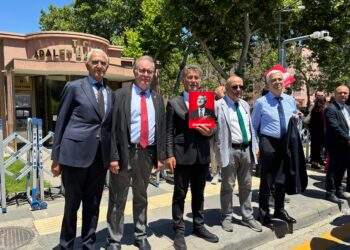 CHP milletvekilleri ‘Erdoğan istifa’ sloganlarıyla Adalet Bakanlığı’na yürüdü