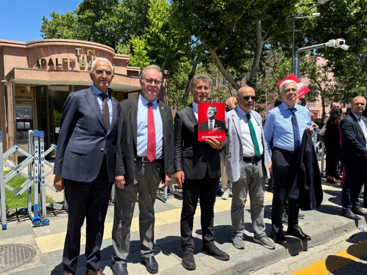 CHP milletvekilleri ‘Erdoğan istifa’ sloganlarıyla Adalet Bakanlığı’na yürüdü