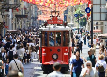 97 yıllık nostaljik tramvay yenilendi