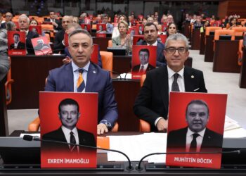 TBMM Genel Kurulu’nda CHP’lilerden tutuklamalara protesto