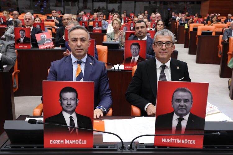 TBMM Genel Kurulu’nda CHP’lilerden tutuklamalara protesto