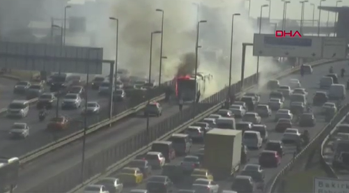 Bakırköy’de metrobüs yangın