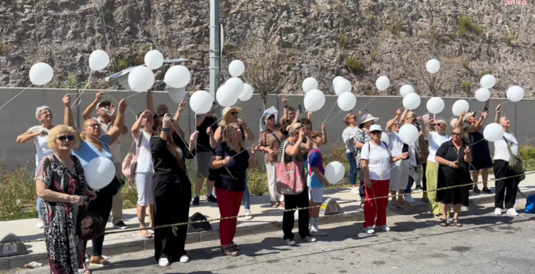 İzmir’de yurttaşlar, Murat Çalık’a gökyüzüne balon bırakarak destek verdi