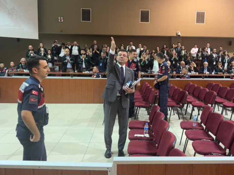 Özgür Çelik Silivri’den İmamoğlu’nun fotoğrafını paylaştı