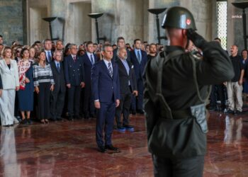Özgür Özel, Lozan Antlaşması’nın 102’nci yıl dönümünde Anıtkabir’i ziyaret etti