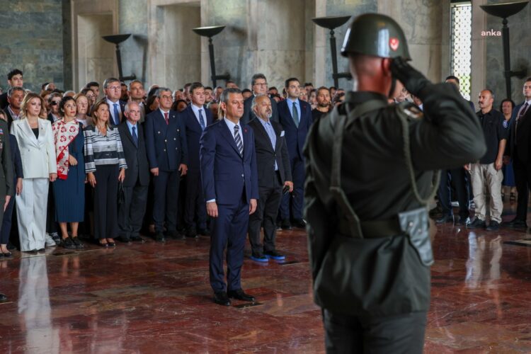 Özgür Özel, Lozan Antlaşması’nın 102’nci yıl dönümünde Anıtkabir’i ziyaret etti