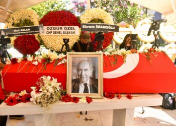 Altan Öymen alkışlarla son yolculuğuna uğurlandı