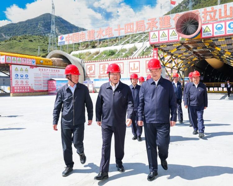 Çin Başbakanı Li: Büyük ulusal projelerin yüksek kalitedeki gelişimi devam ettirilmeli