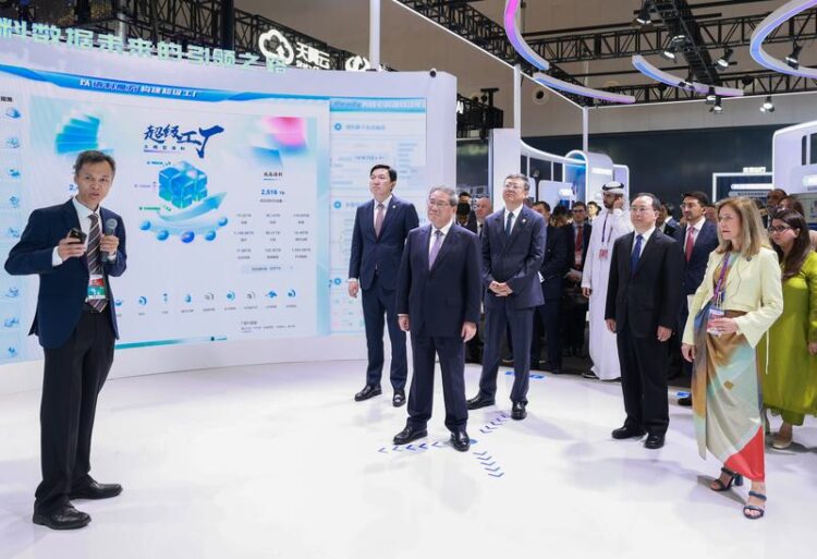 Çin Başbakanı Li, küresel yapay zeka yönetişimi çerçevesinin en kısa sürede oluşturulması çağrısında bulundu