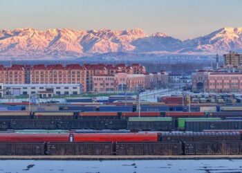 Çin’in Xinjiang bölgesindeki iki demiryolu limanından 10.000’den fazla Çin-Avrupa yük treni geçti
