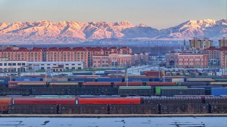 Çin’in Xinjiang bölgesindeki iki demiryolu limanından 10.000’den fazla Çin-Avrupa yük treni geçti