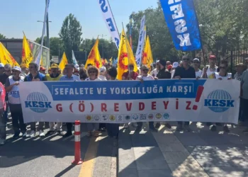 Kamu çalışanları iş bıraktı