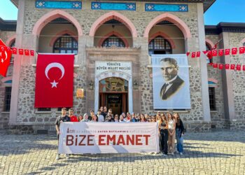 Beyoğlu’nda Zafer Bayramı coşkusu: Gençler Ata’nın huzurunda!