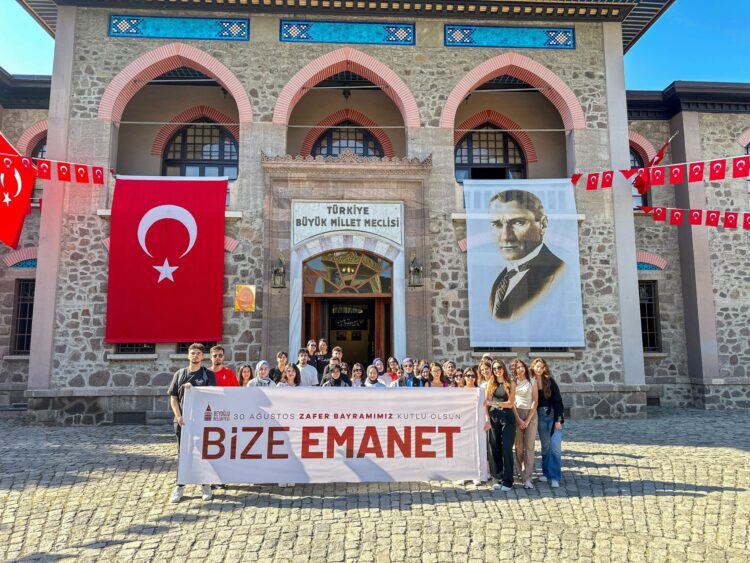 Beyoğlu’nda Zafer Bayramı coşkusu: Gençler Ata’nın huzurunda!