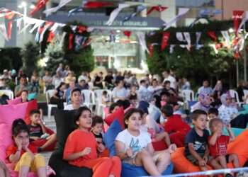 Bayrampaşa’da çocuklara özel açık havada sinema keyfi devam ediyor